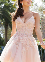 A-Line/Princess Sleeveless Knee-Length V-Neck Tulle Homecoming Dresses with Appliques Lace