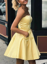 A-Line Strapless Sleeveless Short/Mini Satin Homecoming Dresses With Pockets
