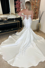Modern Sweetheart Strapless Satin Wedding Dress Sleeveless Mermaid zipper Back Lace Appliques With Buttons