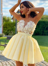 A-Line V-neck Sleeveless Short/Mini Homecoming Dresses With Appliques Lace-Ballbella