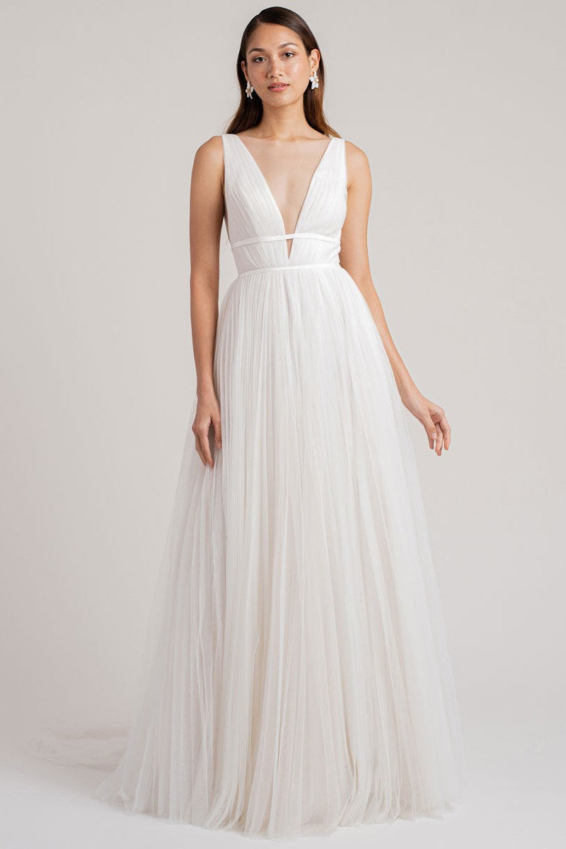 Casual White Wedding Dress A-Line Chic V-Neck Sleeveless Long Pleated Tulle Bridal Gowns
