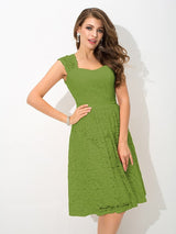 Charming Straps Lace Sleeveless Short Lace Bridesmaid Dresses-Ballbella