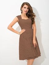 Charming Straps Lace Sleeveless Short Lace Bridesmaid Dresses-Ballbella