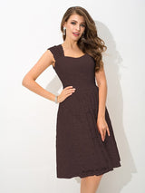 Charming Straps Lace Sleeveless Short Lace Bridesmaid Dresses-Ballbella