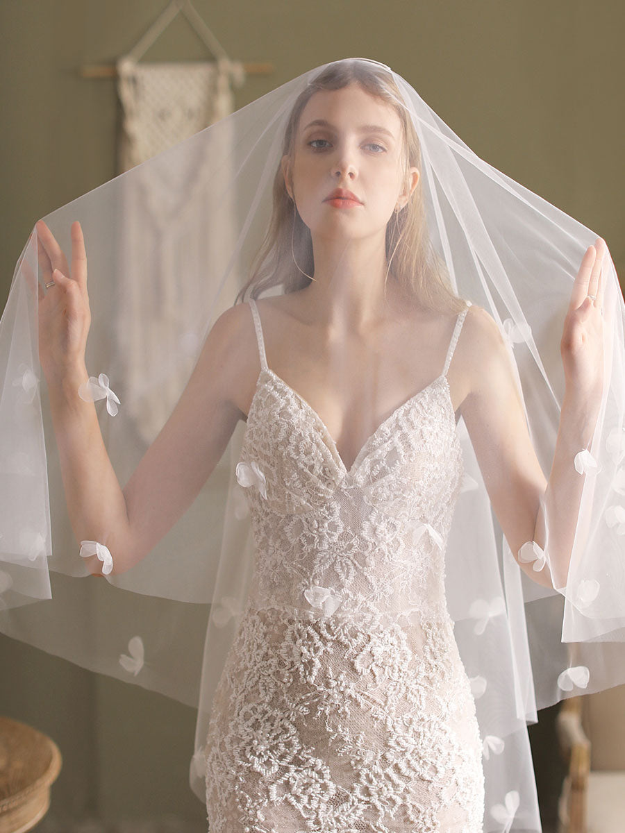 http://www.ballbella.com/cdn/shop/files/classic-ivory-two-tier-flowers-tulle-cut-edge-wedding-veils-wedding-veils-2_1024x.jpg?v=1701983015
