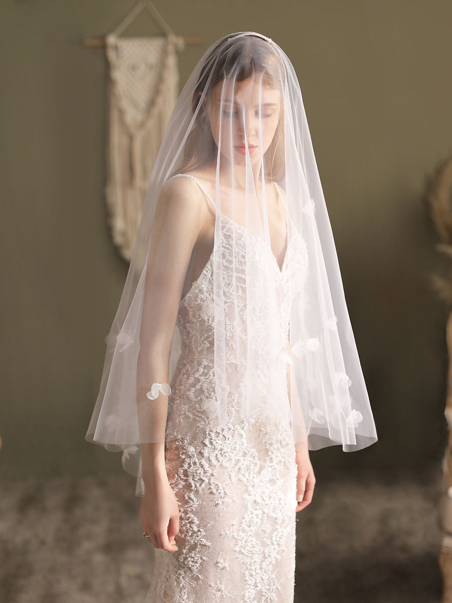 http://www.ballbella.com/cdn/shop/files/classic-ivory-two-tier-flowers-tulle-cut-edge-wedding-veils-wedding-veils_1024x.jpg?v=1701983013