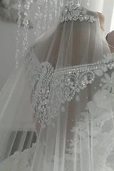 Classic Sleeveless Crystal Wedding Dresses Sheer Tulle Flowers Bridal Gowns with sparkle Beading-Ballbella