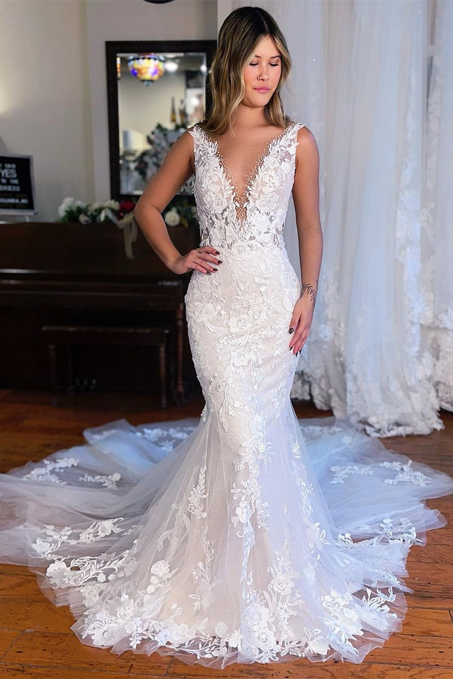 Elegant Long Mermaid V-neck Sleeveless Lace Wedding Dress Elegant Long Mermaid V-neck Sleeveless Lace Wedding Dress