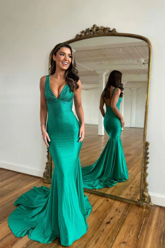 Emerald Green Halter Mermaid Beaded Court Train V-neck Prom Dresses Emerald Green Halter Mermaid Beaded Court Train V-neck Prom Dresses
