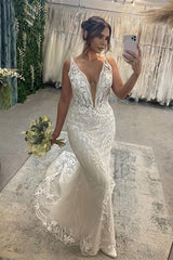 Fabulous Long Mermaid V-neck Sleeveless Lace Backless Wedding Dress-Ballbella