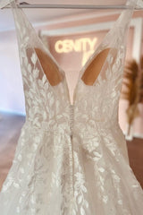 Fabulous Sweetheart Long V-Neck Sleeveless Lace Wedding Dresses Online-Ballbella