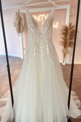 Fabulous Sweetheart Long V-Neck Sleeveless Lace Wedding Dresses Online-Ballbella