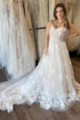Glamorous Strapless Tulle Sleeveless Wedding Dresses Appliques Lace A-Line With Lace-Up Back-Ballbella