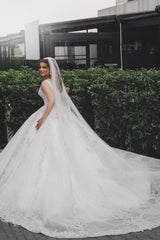 Glamorous V-Neck Sleeveless Wedding Dress Ball Gown Lace Bridal Wear-Ballbella