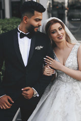 Glamorous V-Neck Sleeveless Wedding Dress Ball Gown Lace Bridal Wear-Ballbella