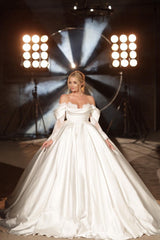 Modern Long Long Off-the-Shoulder Princess Lace Wedding Dresses Online With Long Sleevess-Ballbella