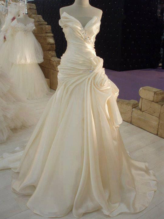 Ballbella custom made you a-line Ruffless wedding dress in high quality at factory price, saving your money and making you shinning at your party.