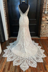 Elegant V-Neck Straps Sleeveless Wedding Dresses Mermaid Open Back Appliques Lace With Pearls Buttons