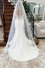 Luxury V-Neck Sleeveless Mermaid Wedding Dresses Applique Lace Spaghetti-Straps Open Back With Buttons