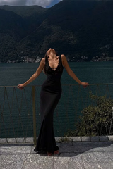 Romantic Black V-Neck Straps Sleeveless Satin Lace Mermaid Sheath Prom Dresses
