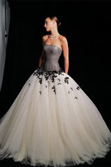 Luxurious Black White Strapless Sleeveless Tulle Prom Dresses Long With Pocket Pleats