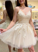 A-Line/Princess Sleeveless Knee-Length V-Neck Tulle Homecoming Dresses with Appliques Lace-Ballbella