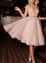 A-Line/Princess V-Neck Tulle Sleeveless Knee-Length Homecoming Dress With Appliques Lace-Ballbella