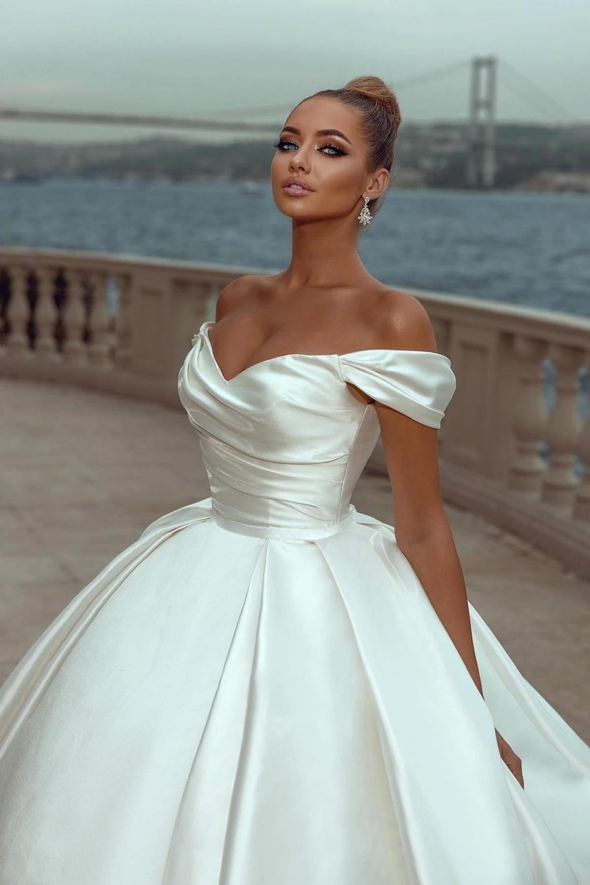 Long Sleeves Bridal Ball Gown / 