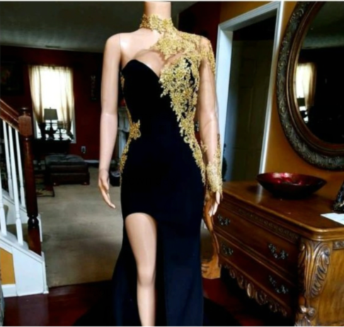 This beautiful Black Mermaid Front-slit Appliques Long Sleeves Prom Dresses will make your guests say wow. The bodice is thoughtfully lined,  and the Floor-length skirt with Appliques to provide the airy,  flatter look.