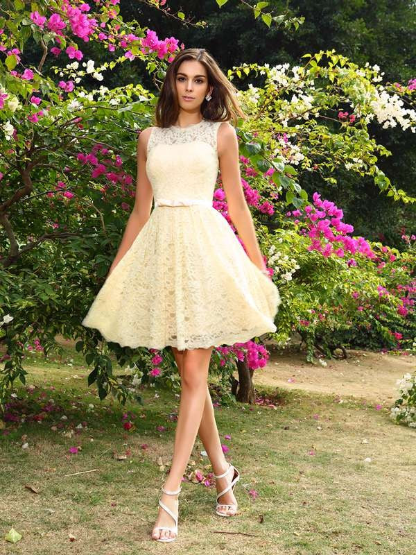 Chic Lace Sleeveless Short Bridesmaid Dresses-Ballbella