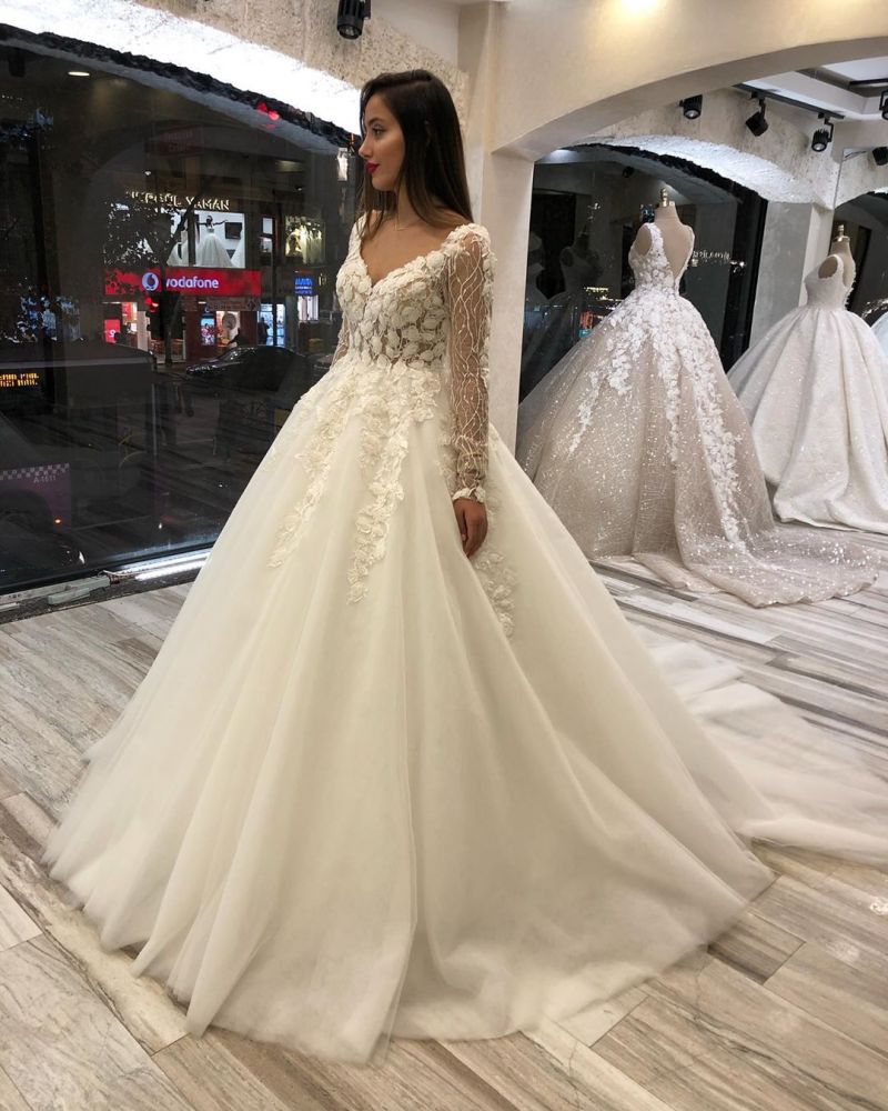 Ballbella offers Classic Ivory Long Sleevess V-neck Leaves Lace Ball Gown Wedding Dresses online at an affordable price from Tulle,Lace to Ball Gown,Princess Floor-length skirts. Shop for Amazing Long Sleeves collections for your bridal party.
