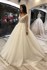 Ballbella offers Classic Ivory Long Sleevess V-neck Leaves Lace Ball Gown Wedding Dresses online at an affordable price from Tulle,Lace to Ball Gown,Princess Floor-length skirts. Shop for Amazing Long Sleeves collections for your bridal party.