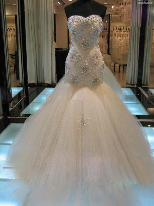 Check this Court Train Mermaid Beading Sleeveless Tulle Sweetheart Wedding Dresses at ballbella.com, this dress will make your guests say wow. The Sweetheart bodice is thoughtfully lined, and the skirt with Beading to provide the airy.