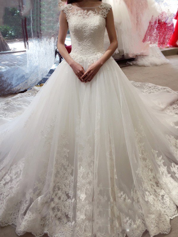 This Sleeveless Tulle Wedding Dresses at ballbella.com will make your guests say wow.You will never wanna miss it.
