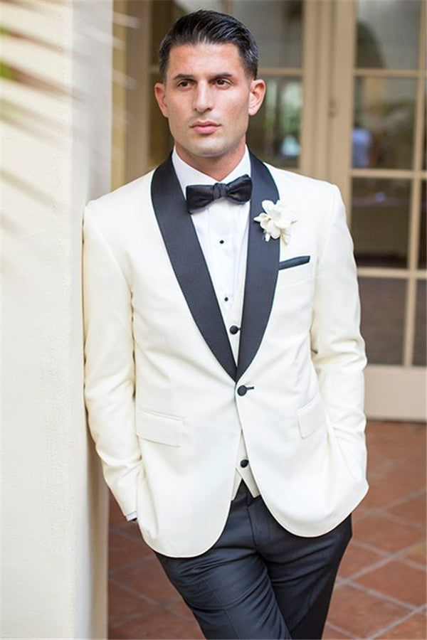 Ballbella made this Design White Groomsmen Suits, Bespoke Three Pieces Wedding Tuxedos with rush order service. Discover the design of this White Solid Shawl Lapel Single Breasted mens suits cheap for prom, wedding or formal business occasion.
