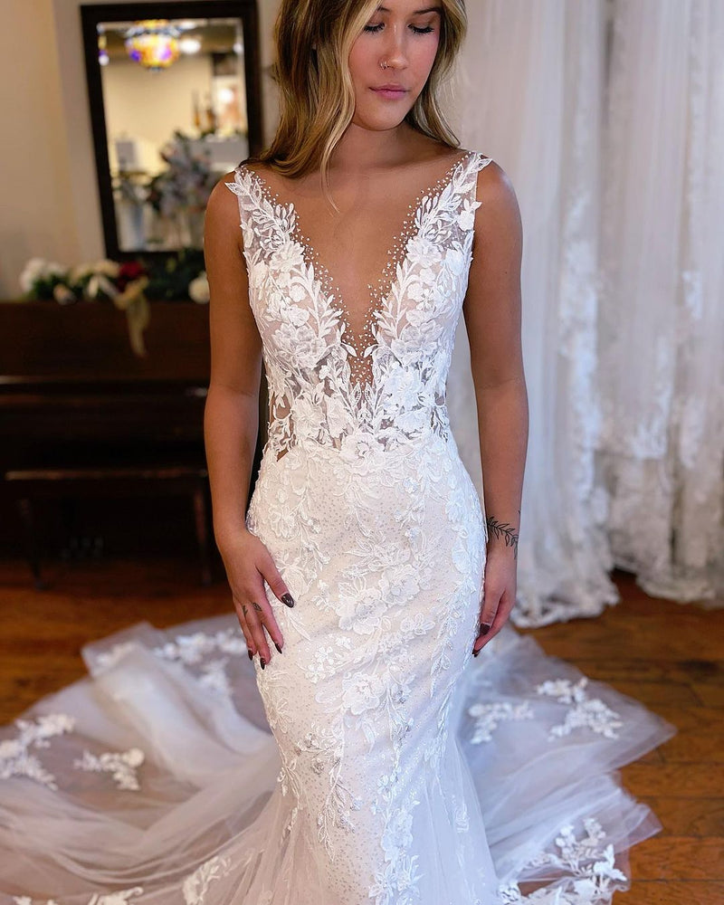 Elegant Long Mermaid V-neck Sleeveless Lace Wedding Dress-Ballbella