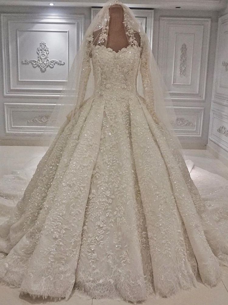 Ballbella offers Expensive Lace Appliques Long Sleevess Ball Gown Wedding Dress online at an affordable price from to Ball Gown skirts. Shop for Amazing Long Sleeves wedding collections for your big day.