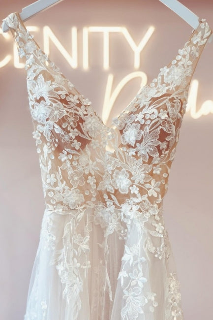 Fabulous Long V-Neck Sleeveless Lace Backless Wedding Dresses Online-Ballbella