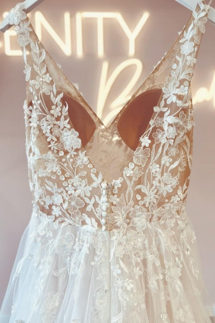 Fabulous Long V-Neck Sleeveless Lace Backless Wedding Dresses Online-Ballbella
