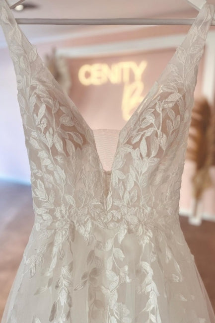 Fabulous Sweetheart Long V-Neck Sleeveless Lace Wedding Dresses Online-Ballbella