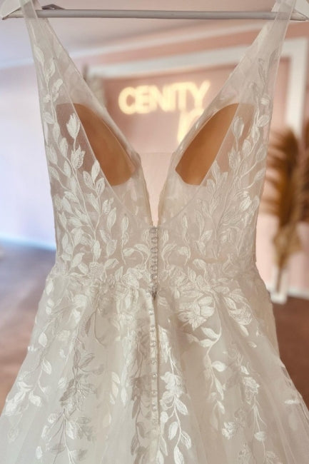 Fabulous Sweetheart Long V-Neck Sleeveless Lace Wedding Dresses Online-Ballbella