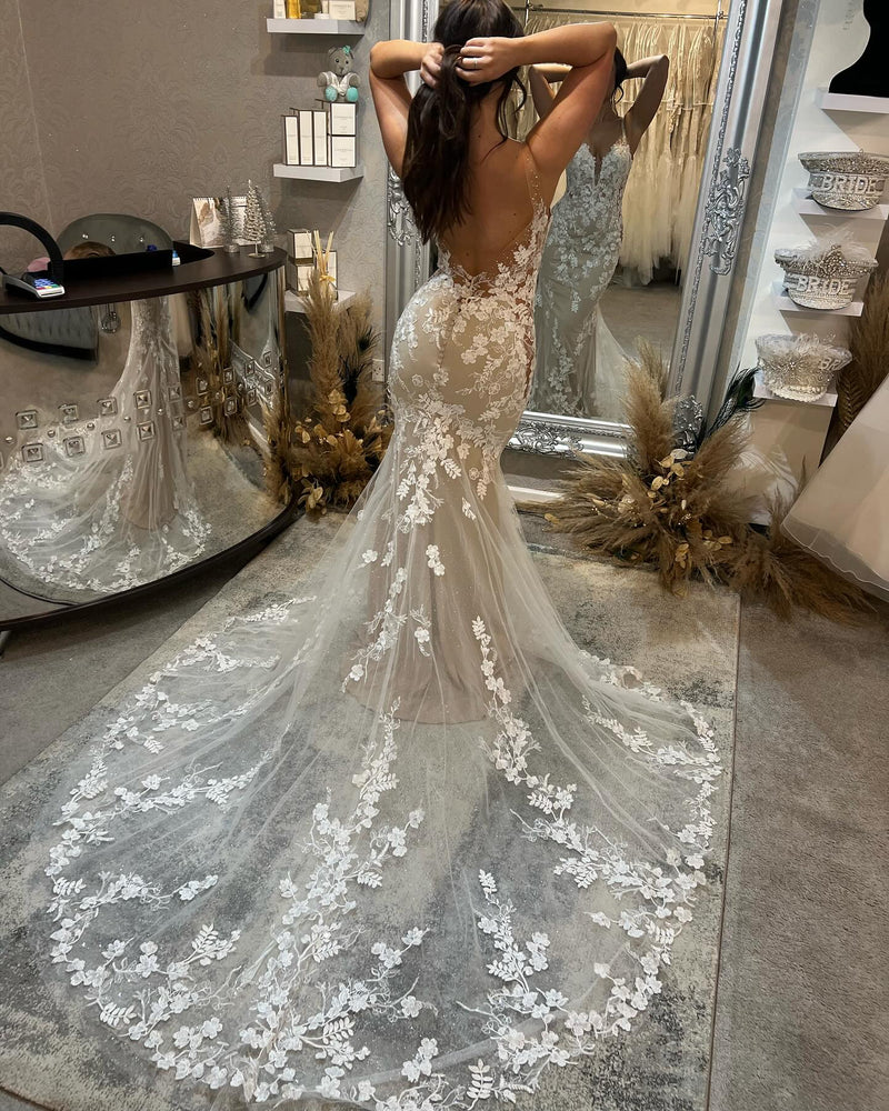 Fabulous V-neck Spaghetti Straps Mermaid Sleeveless Tulle Wedding Dress with lace-Ballbella