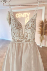 Fabulous V-Neck Spaghetti-Straps Sleeveless Long Lace Wedding Dresses Online-Ballbella