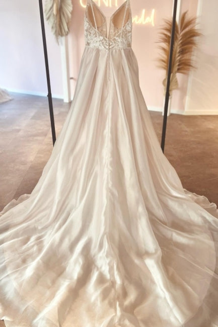 Fabulous V-Neck Spaghetti-Straps Sleeveless Long Lace Wedding Dresses Online-Ballbella