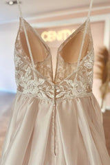 Fabulous V-Neck Spaghetti-Straps Sleeveless Long Lace Wedding Dresses Online-Ballbella