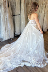 Glamorous Strapless Tulle Sleeveless Wedding Dresses Appliques Lace A-Line With Lace-Up Back-Ballbella