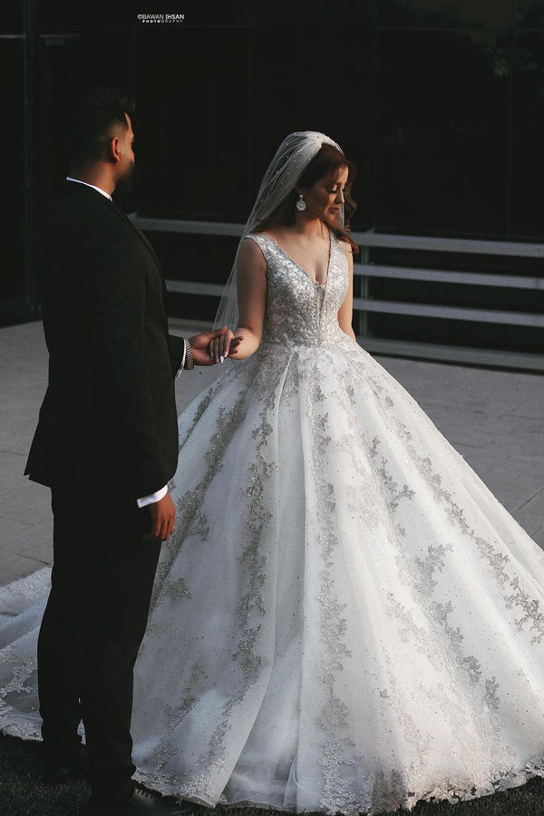 Glamorous V-Neck Sleeveless Wedding Dress Ball Gown Lace Bridal Wear-Ballbella