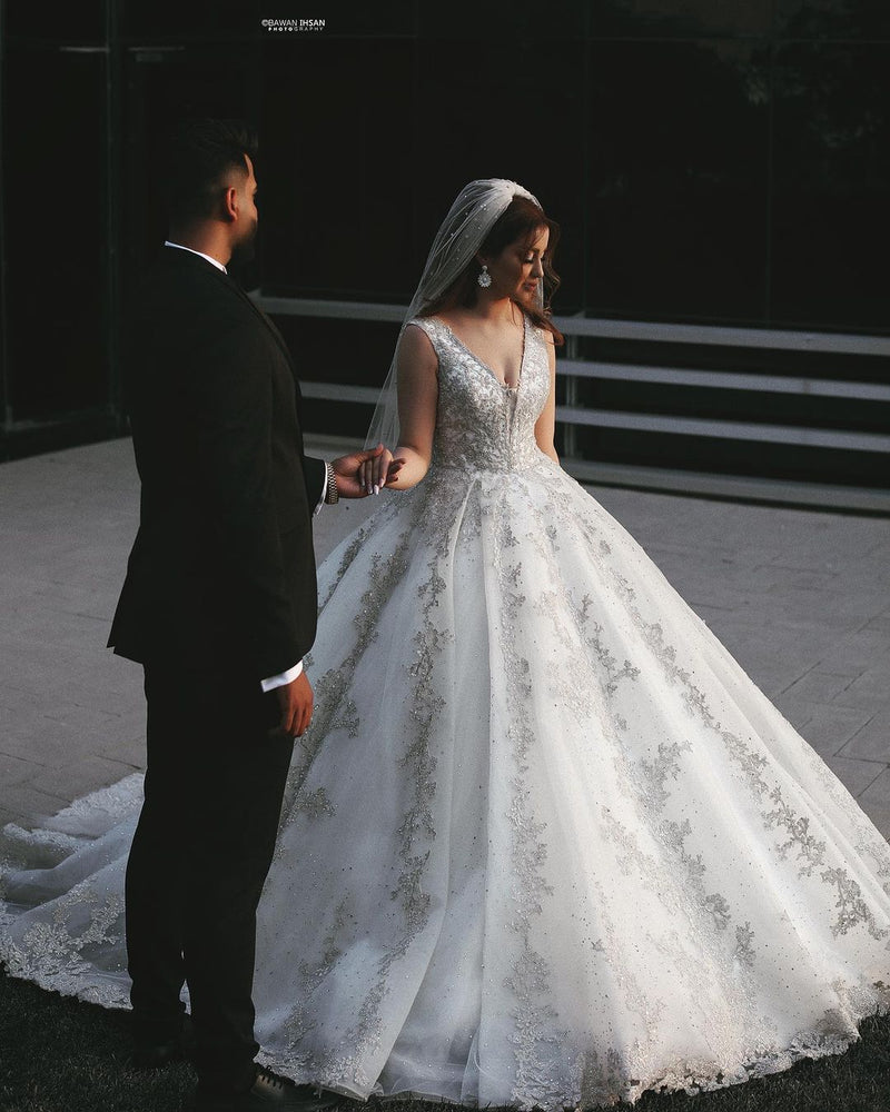 Glamorous V-Neck Sleeveless Wedding Dress Ball Gown Lace Bridal Wear-Ballbella