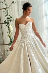 Glamorous White Sweetheart Strapless Sleeveless A-Line Prom Dress High Split With Pleats-Ballbella