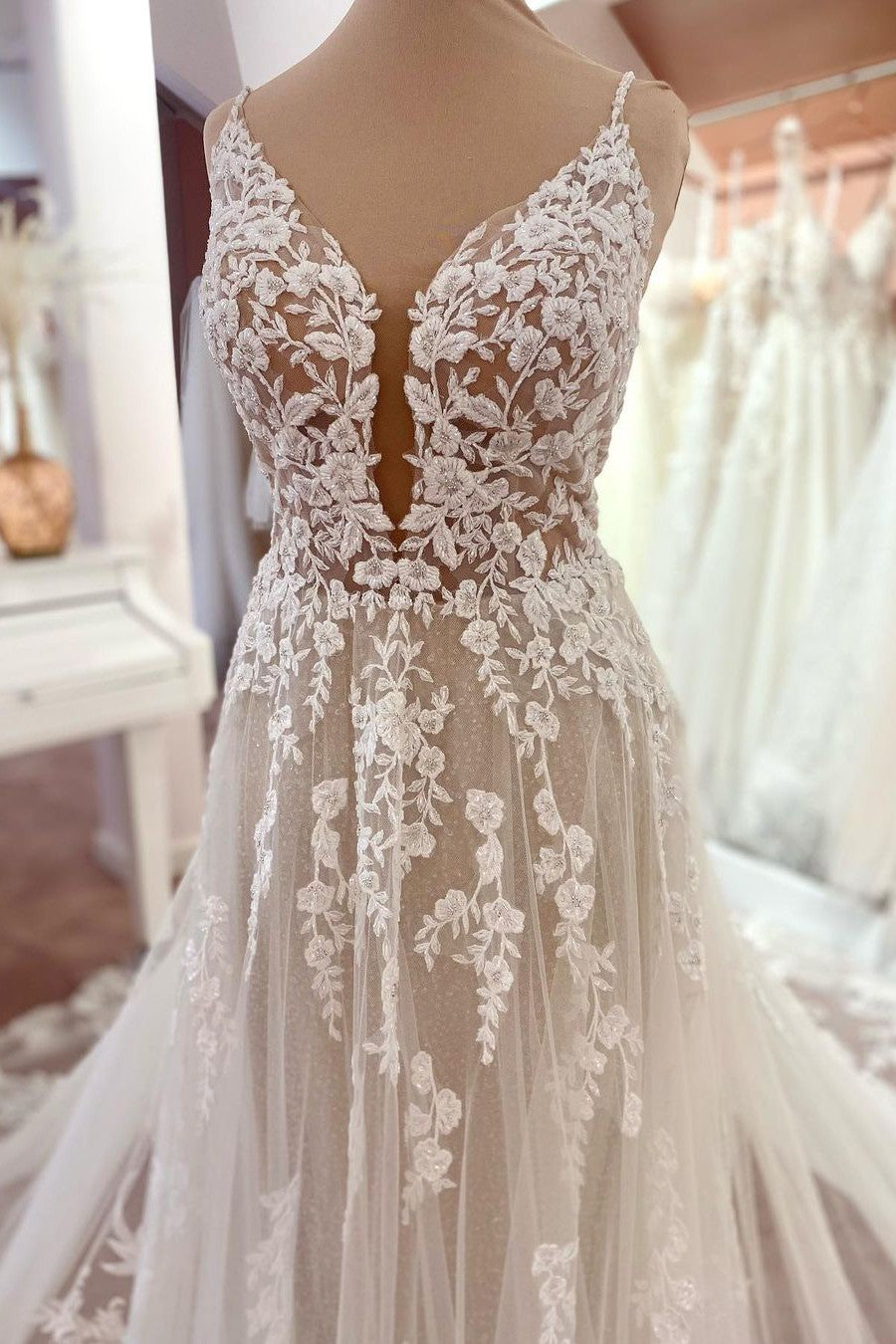 Elegant Ball Gown Spaghetti Straps Tulle With Veil Long Wedding Dresses C4275